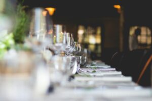 Dukad restaurang med glas, bestick och menyer på borden